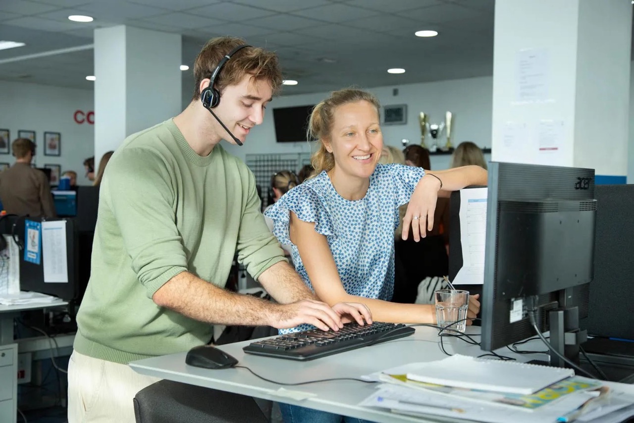 Kontormedarbejdere som hygger sig